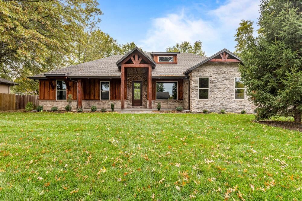 Property Photo: 104 W Aven Avenue MO 65714