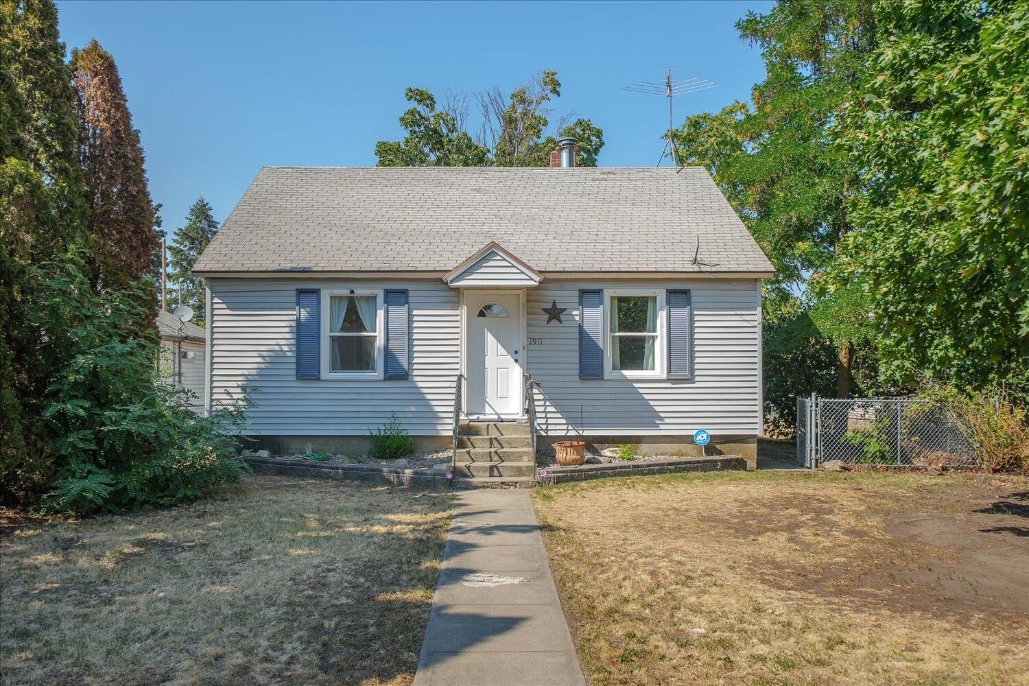Property Photo: 1911 E Sharp Ave WA 99202