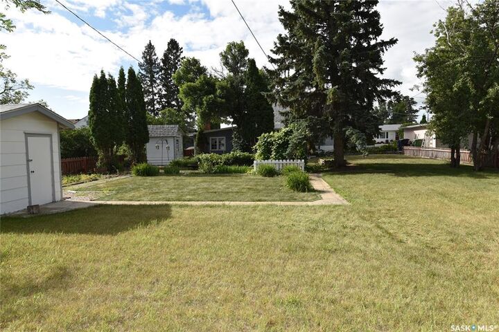 Property Photo: 207 Pine Avenue SK S0E 1E0