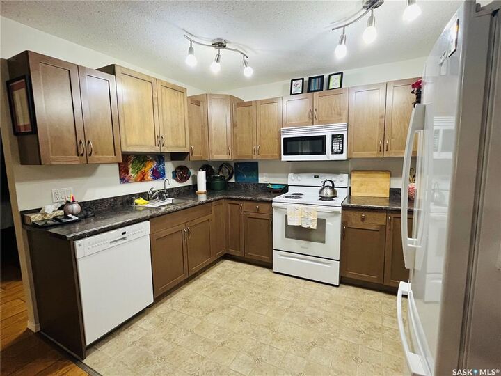 Property Photo:  825 Gladstone Street E 102  SK S9H 5P1 