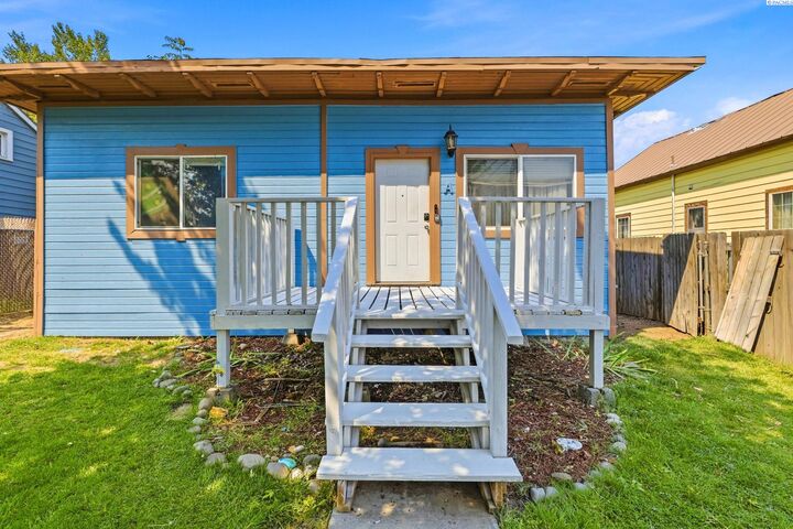 Property Photo: 111 N Garfield St WA 99336