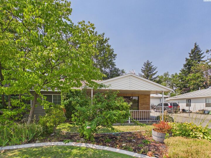 Property Photo: 609 Cottonwood WA 99352
