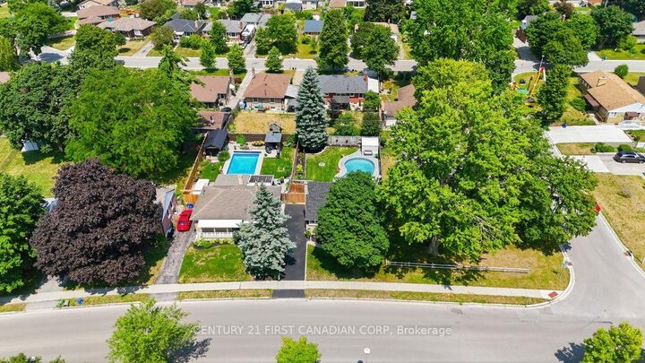 Property Photo:  28 Tweedsmuir Avenue  ON N5W 1K5 