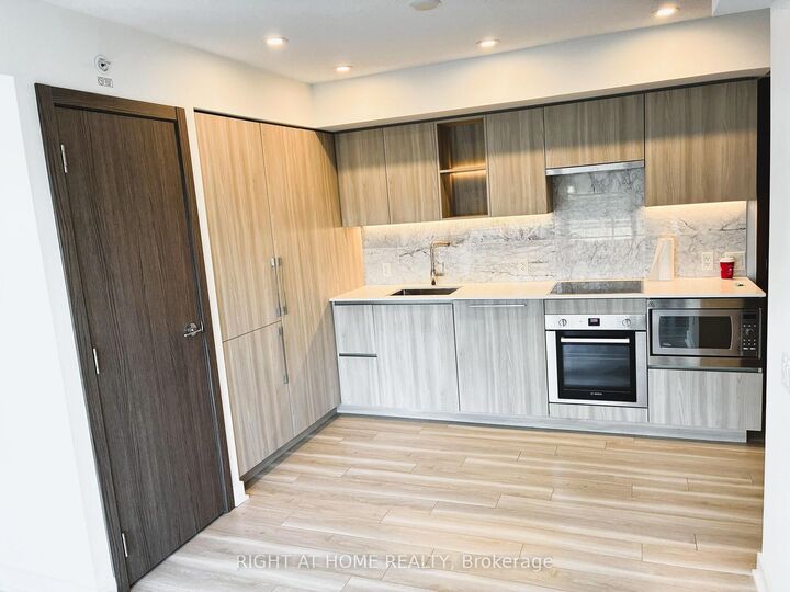 Property Photo: 19 Bathurst Street 605 ON M5V 0N2