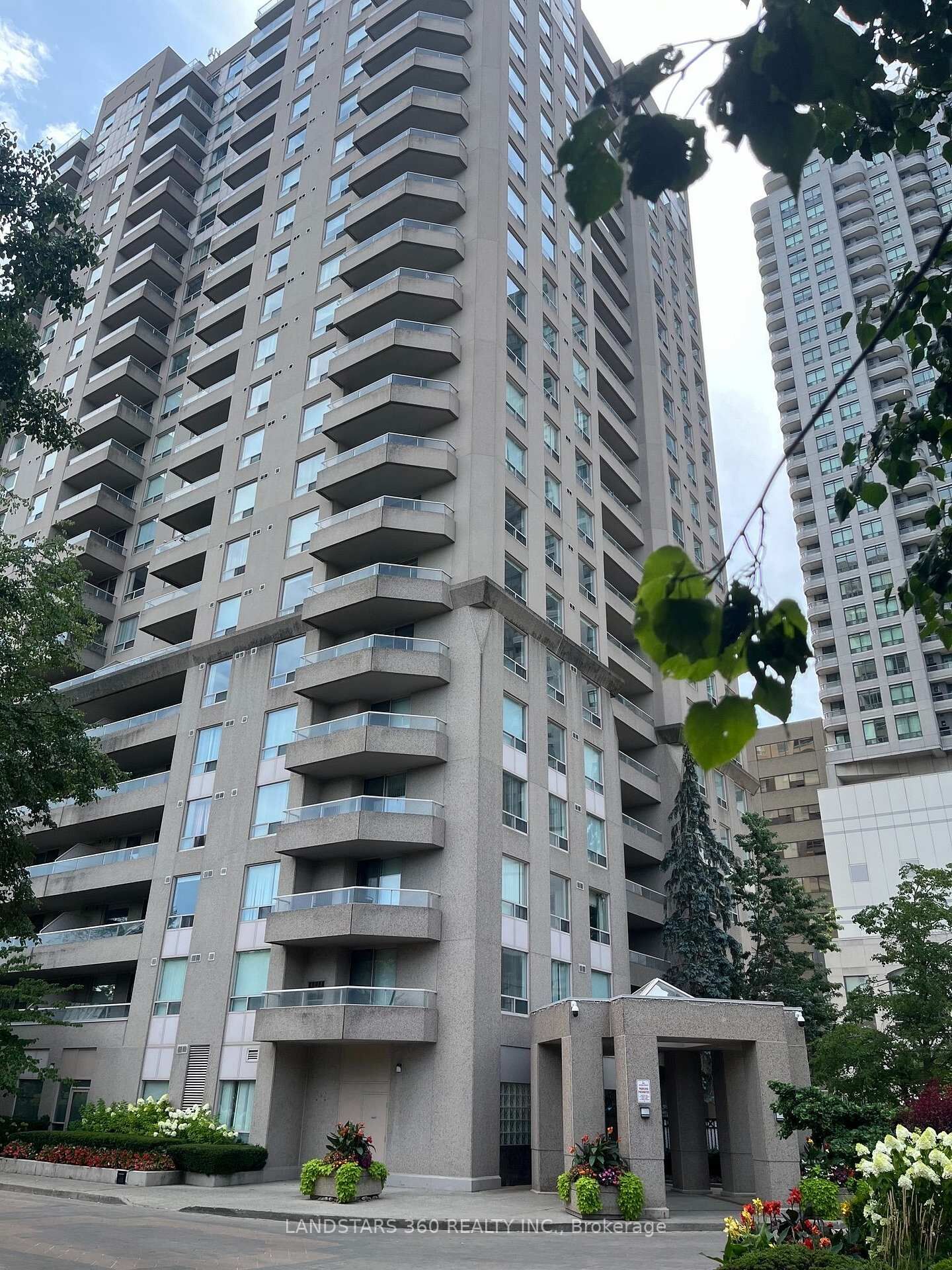 Property Photo:  18 Hillcrest Avenue 902  ON M2N 3N5 