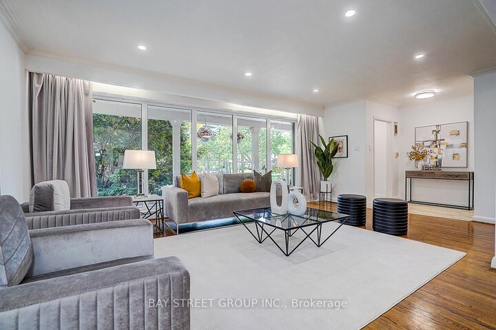 Photo de la propriété:  336 Betty Ann Drive  ON M2R 1B3 
