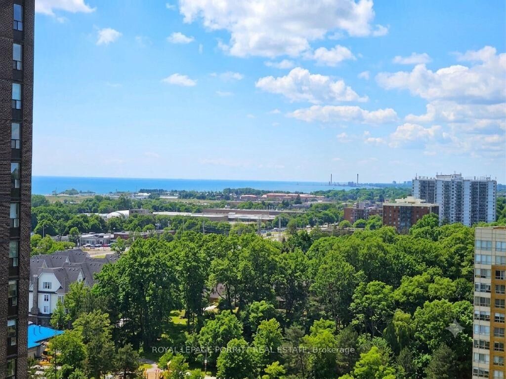Property Photo: 1535 Lakeshore Road E 1704 ON L5E 3E2
