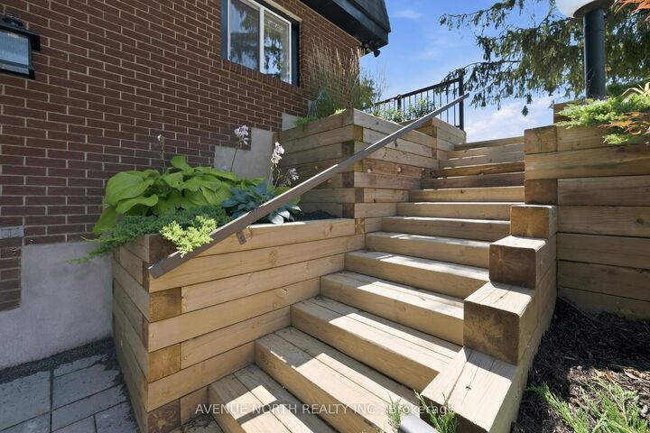 Photo de la propriété: 2 Oberon Street ON K2H 7X7