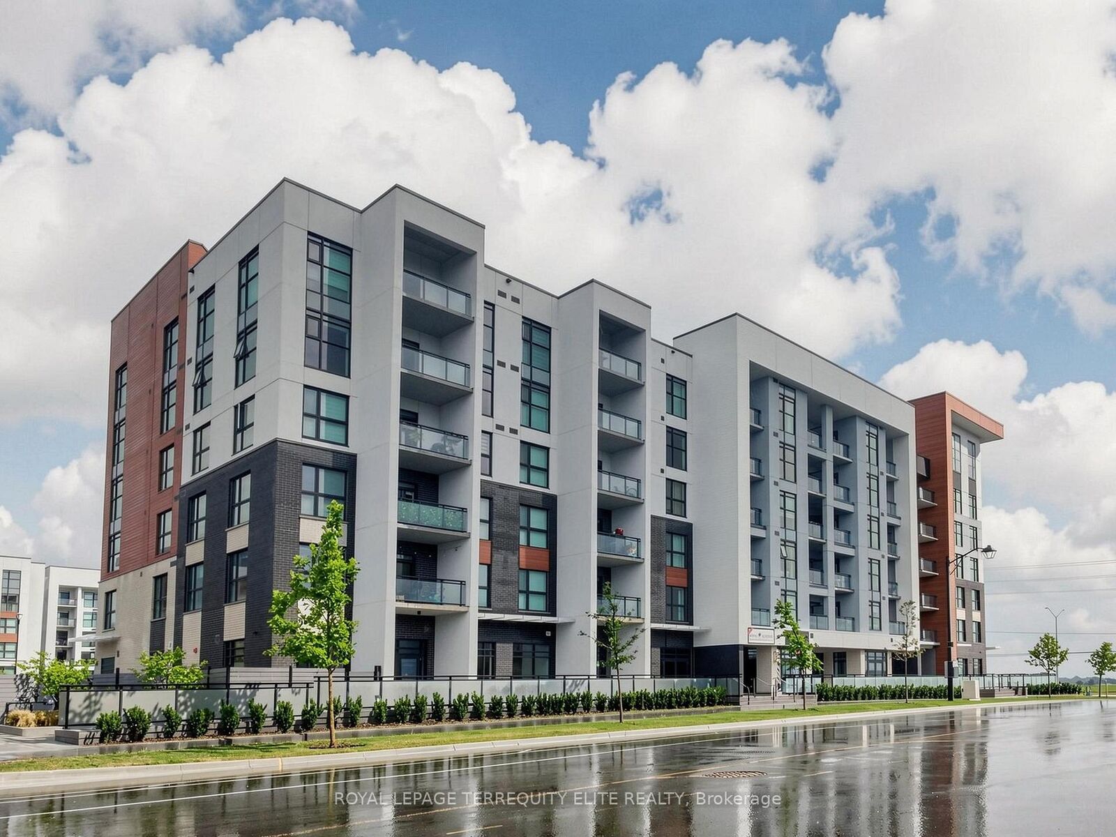 Property Photo:  490 Gordon Krantz Avenue 209  ON L9E 1Z5 