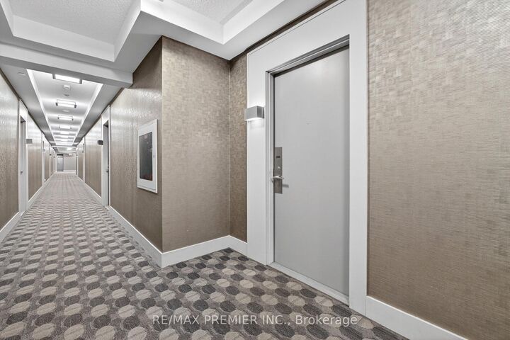 Property Photo: 7167 Yonge Street 608 ON L3T 0E1