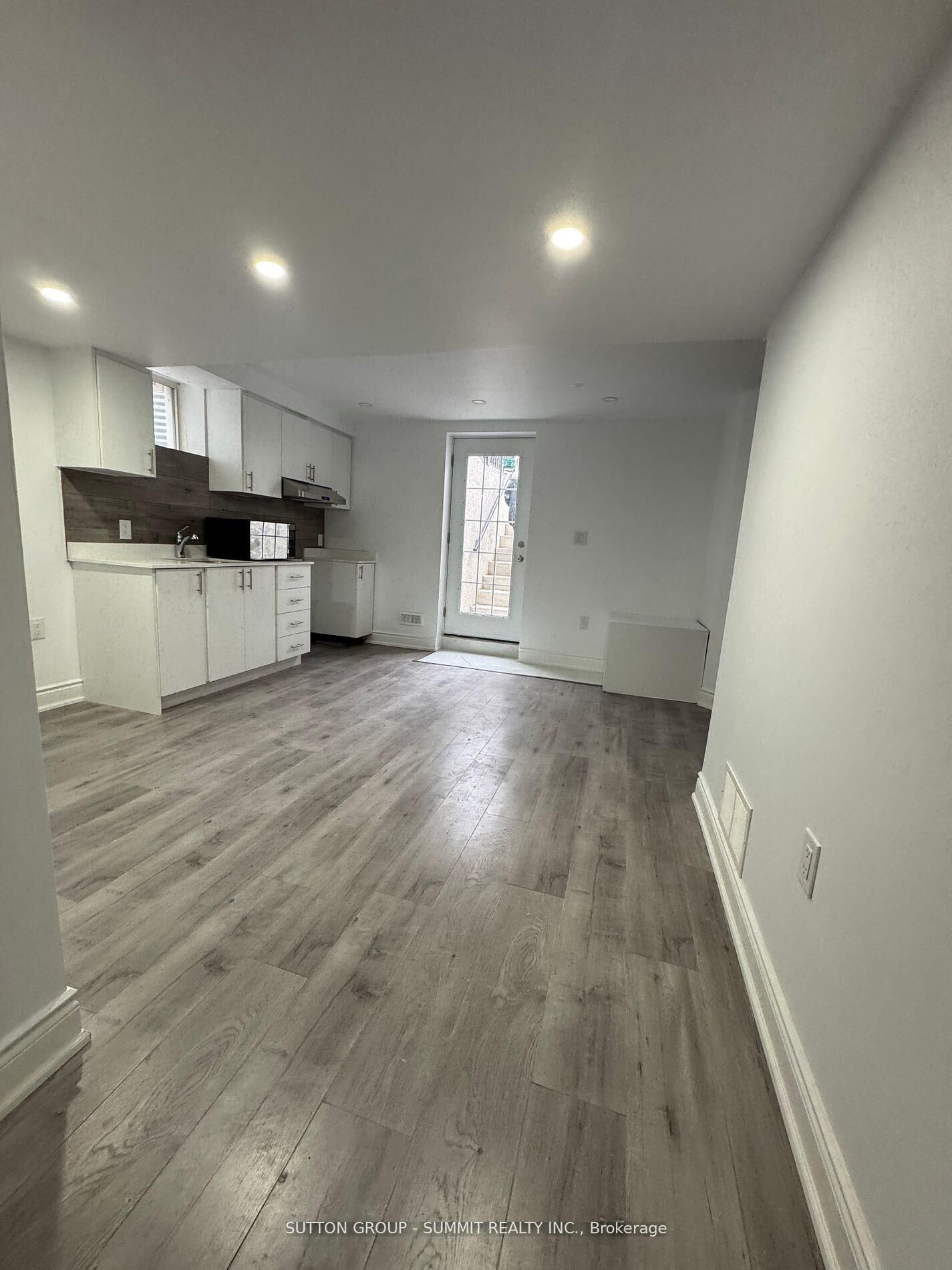Property Photo: 674 Thompson Road S Lower ON L9T 0C7