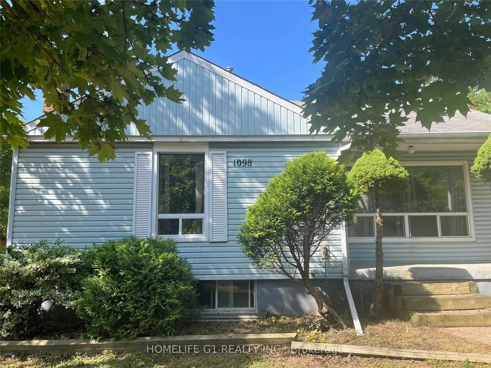 Property Photo: 1098 Kent Avenue ON L6H 1Z8
