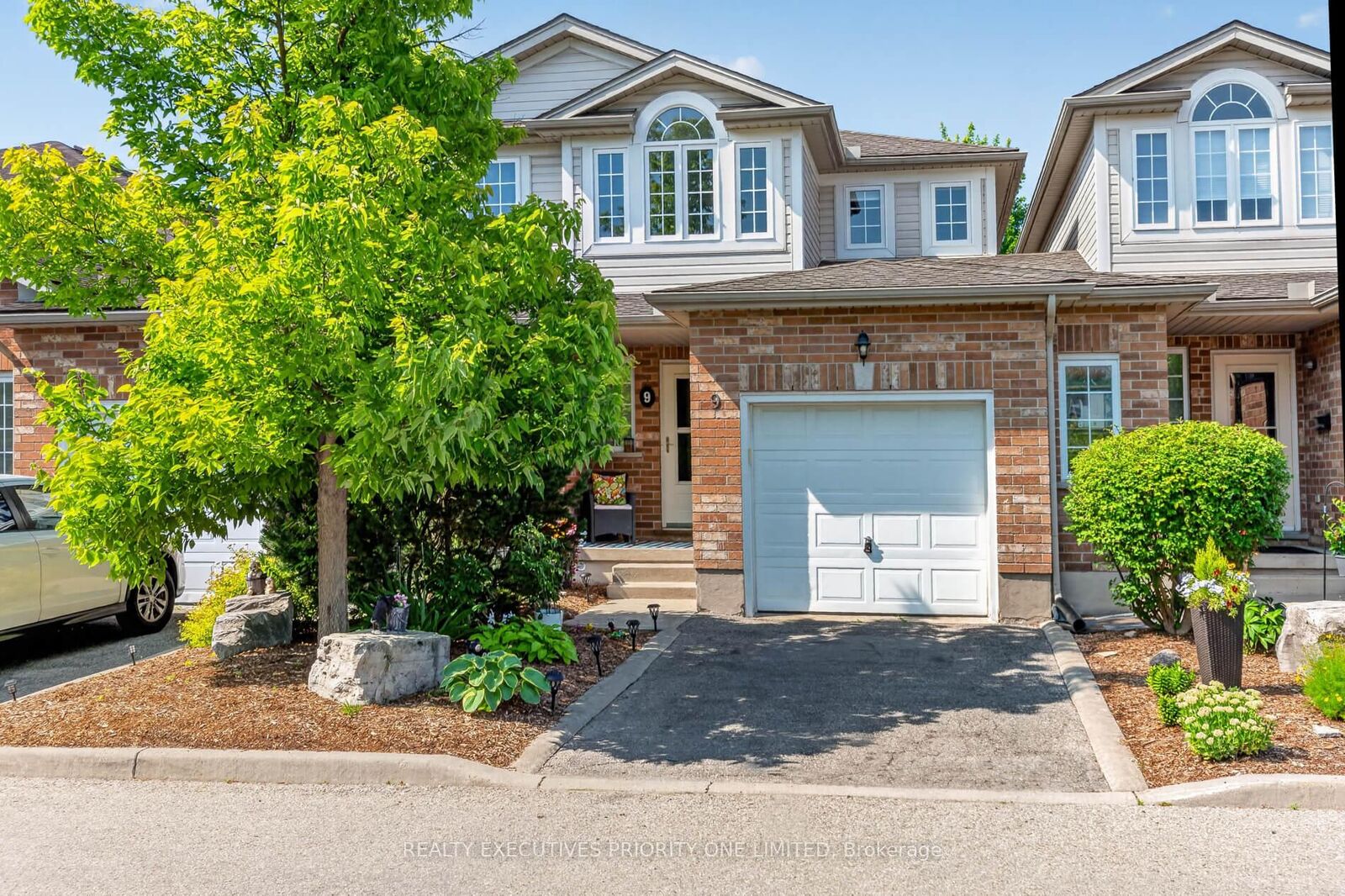 Property Photo: 37 Bond Court 9 ON N1H 8P3