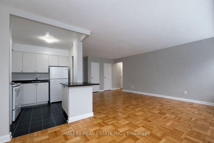 Photo de la propriété: 42 Thorncliffe Park Drive 107 ON M4H 1K1