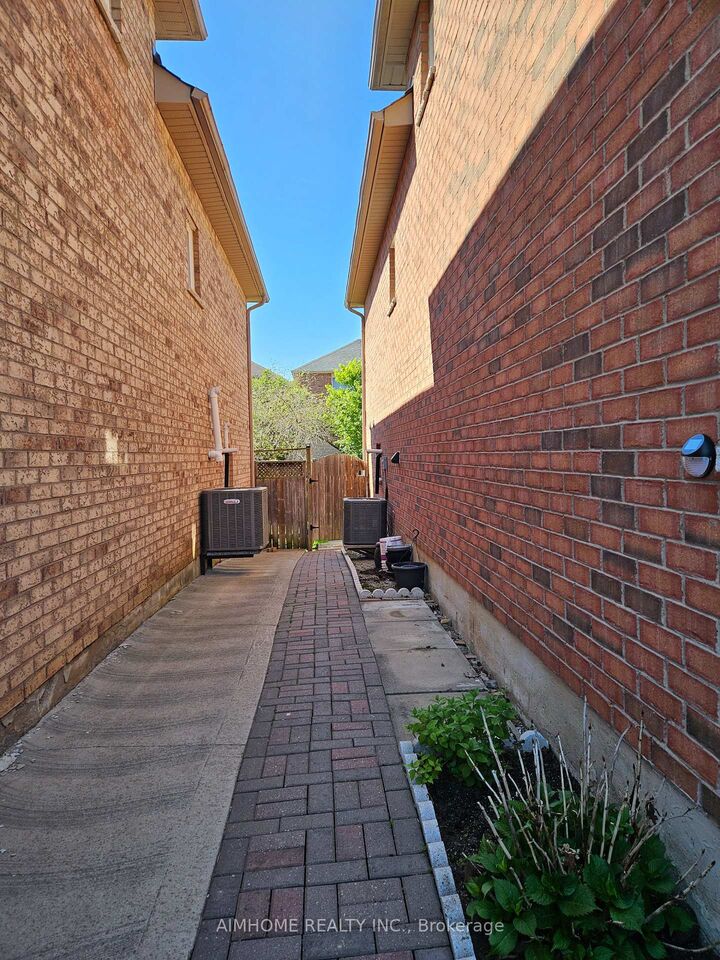 Property Photo: 3227 Scotch Pine Gate ON L5N 8E6