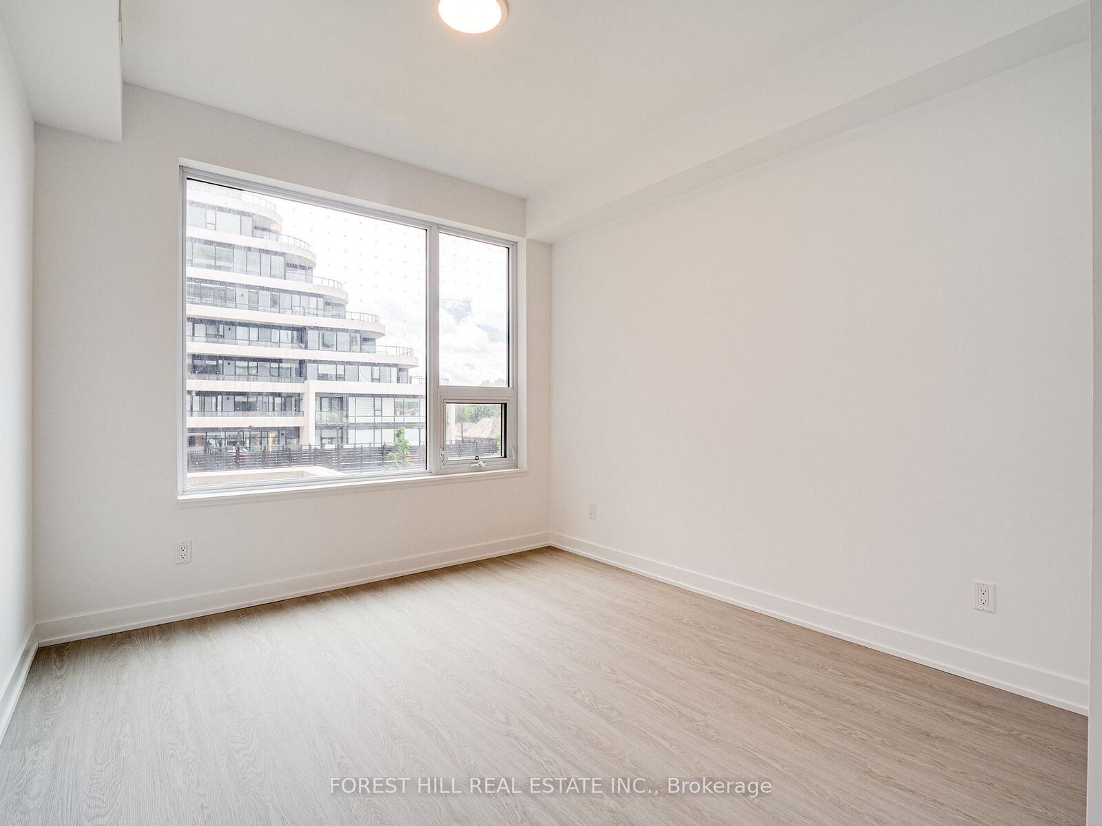 Property Photo: 8188 Yonge Street 202 ON L4J 0M2