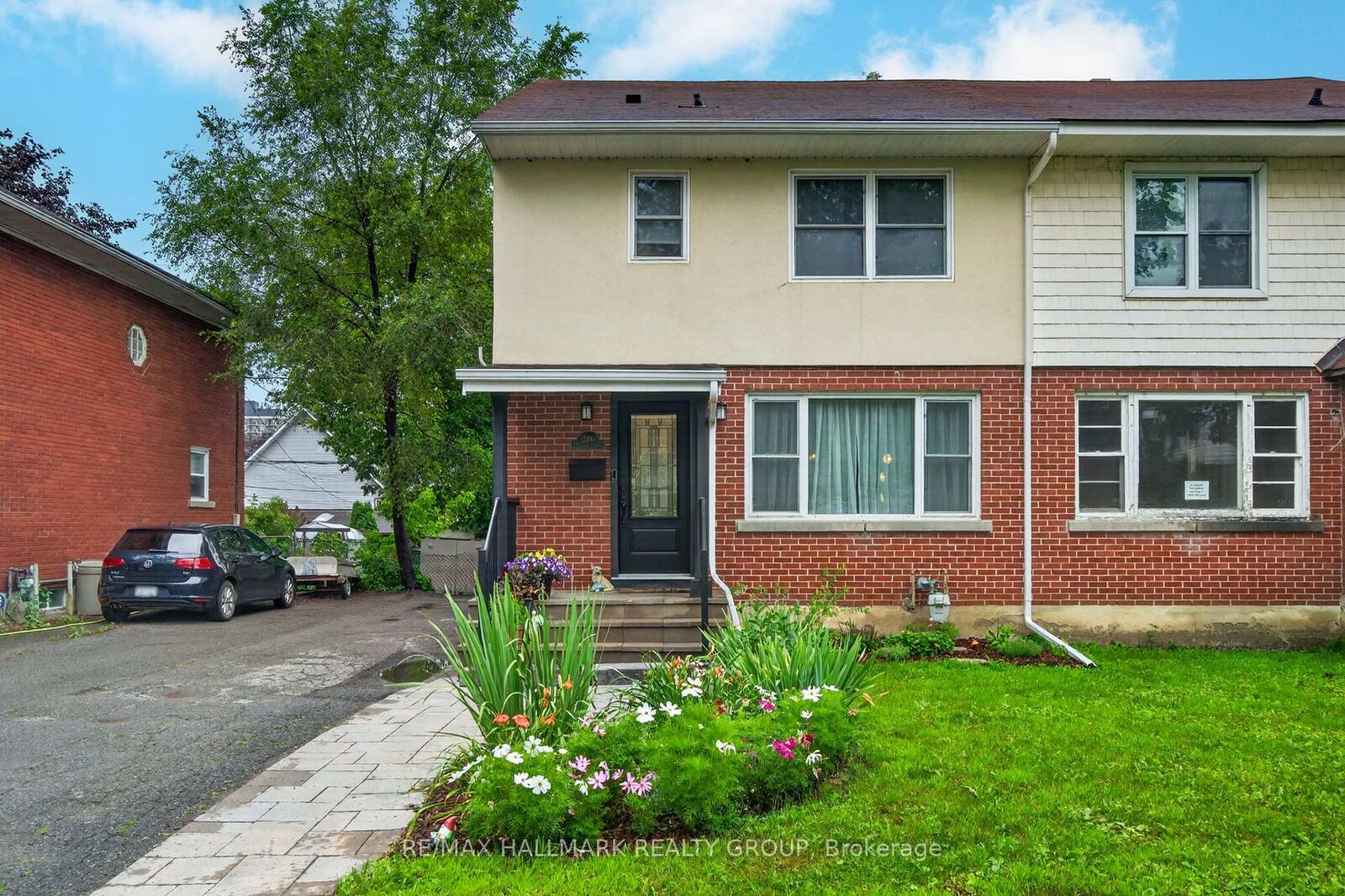 Property Photo: 2110 Blossom Drive ON K1H 6G8