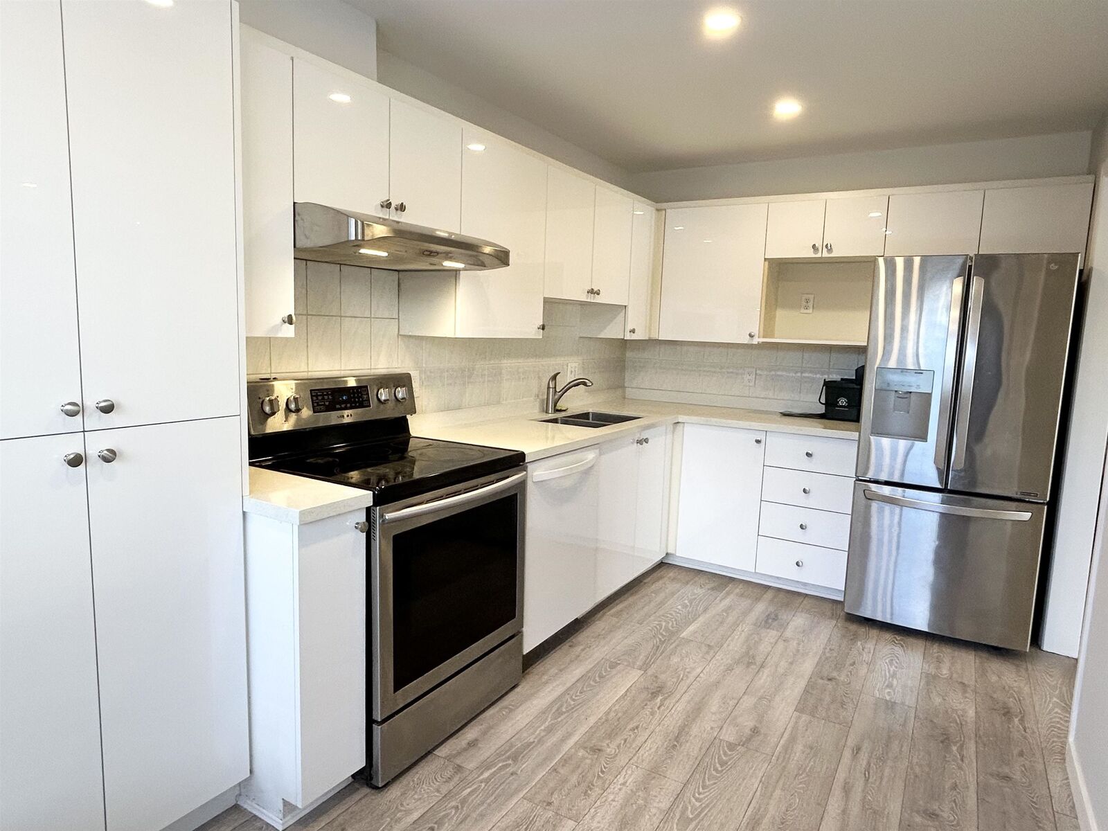 Property Photo:  5875 Imperial Street 105  BC V5J 1G4 