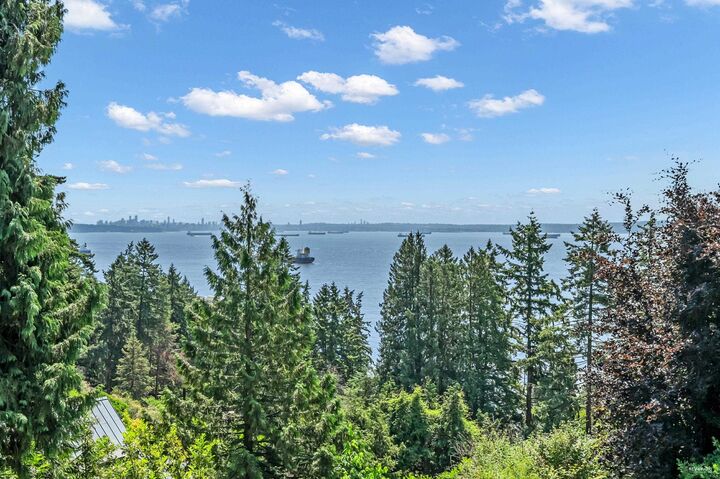 Property Photo: 4668 Clovelly Walk BC V7W 1H5