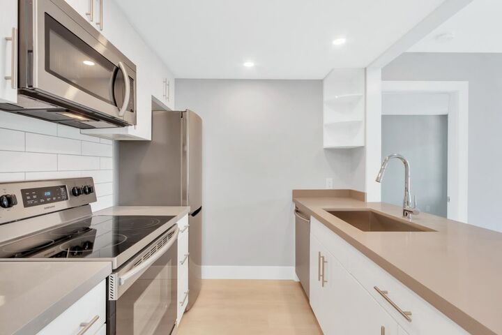 Property Photo: 438 Seymour Street 2503 BC V6B 6H4