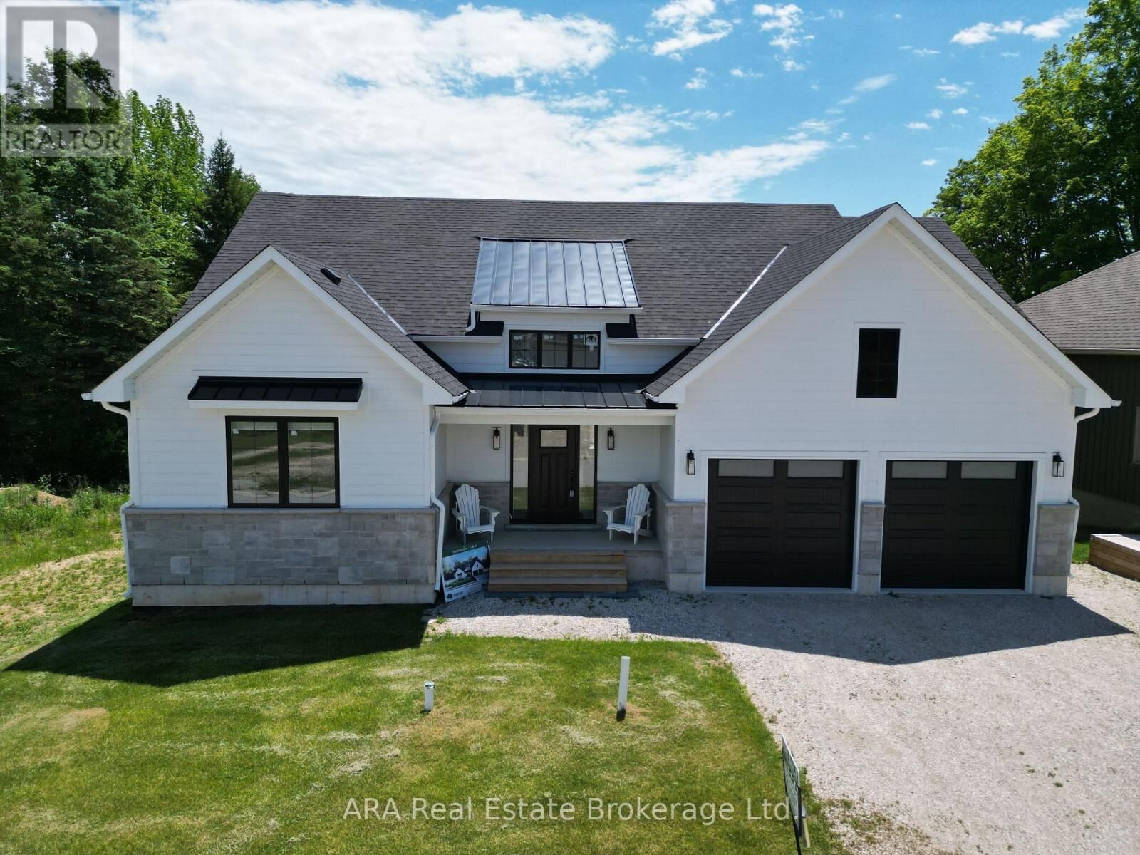 Property Photo: 2 Hilton Lane 33 ON N4L 1L8