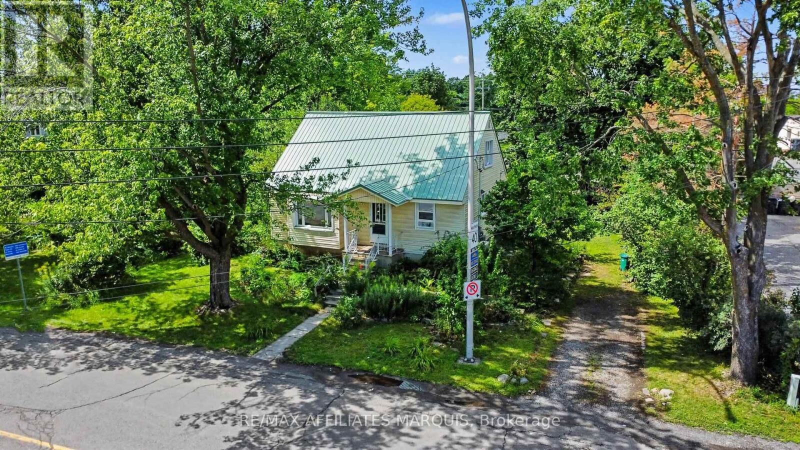 Property Photo:  1 Withrow Avenue  ON K2G 2H5 