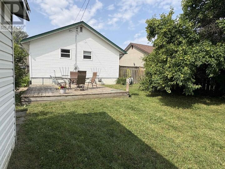 Property Photo:  140 Christina St E  ON P7E 4N5 