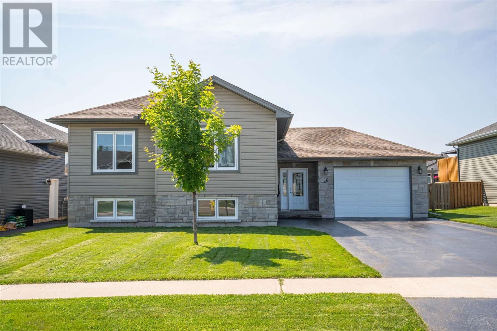Property Photo:  86 Chatfield Dr  ON P6C 0B1 