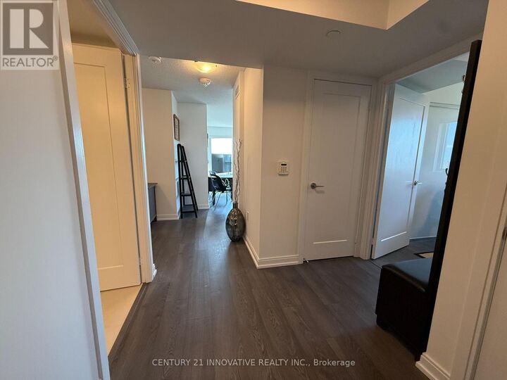 Property Photo: 275 Village Green Square 1723 ON M1S 0L8