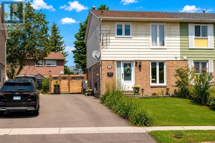 Property Photo: 22 Whiteleas Avenue ON M1B 1W7