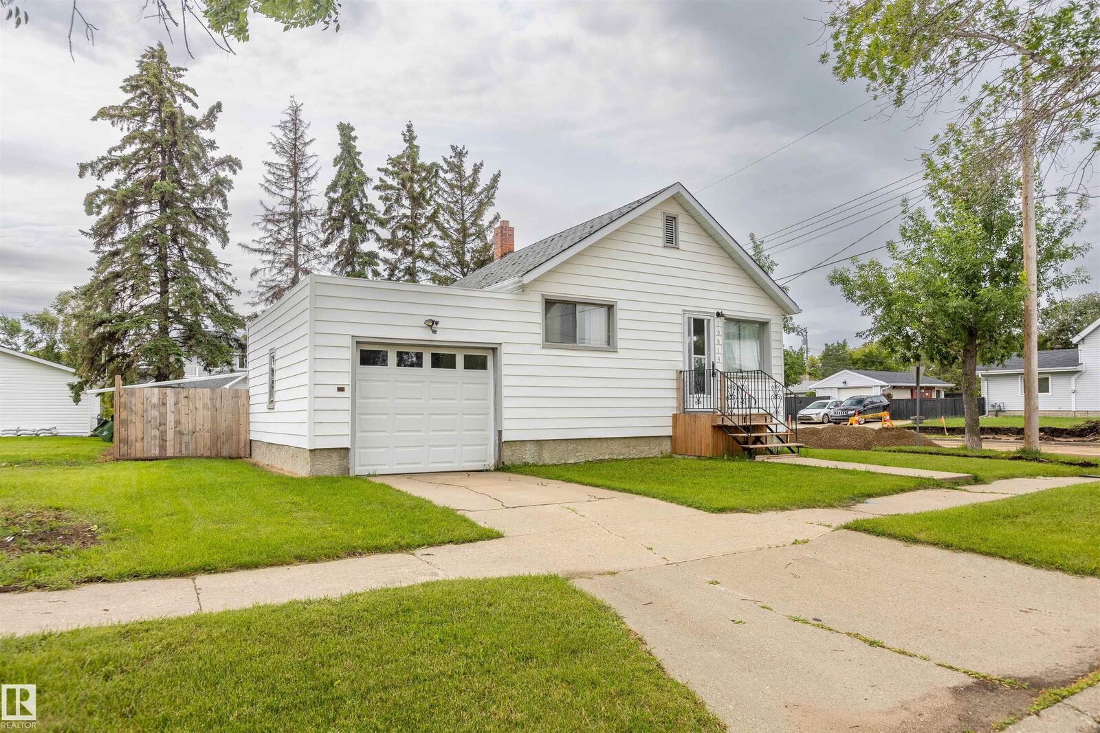 Property Photo:  10013 98 Avenue  AB T8R 1G3 