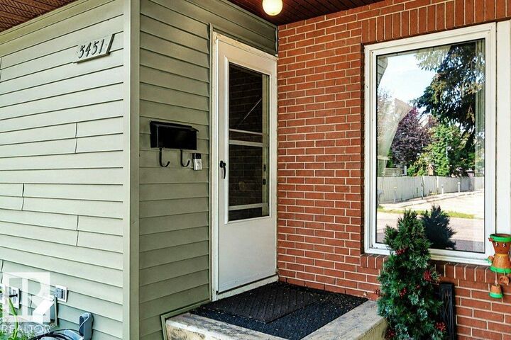 Property Photo:  5451 Hill View Crescent NW  AB T6L 1V9 
