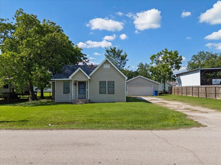Property Photo:  104 Avenue E  TX 77562 