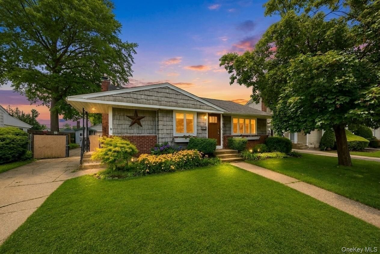 Property Photo:  18 Cornell Lane  NY 11801 