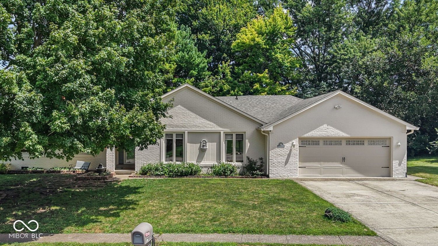 Property Photo: 609 La Reforma Drive IN 46143