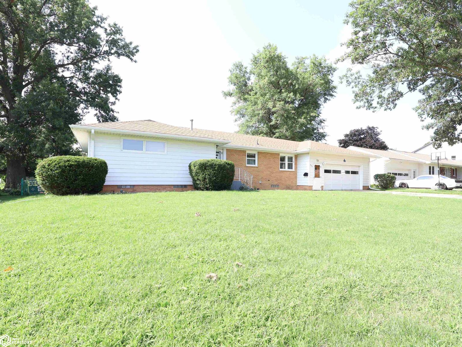 Property Photo:  202 W Meadow Lane  IA 50158 