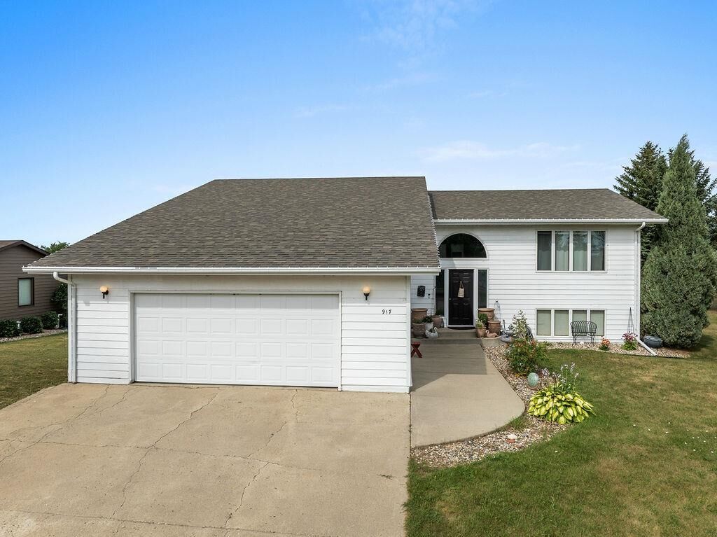 Property Photo:  917 2nd Ave NW  ND 59760 