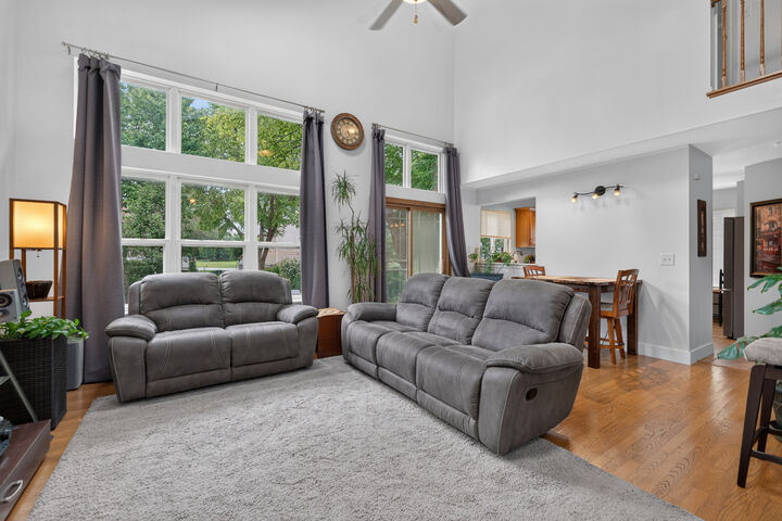 Property Photo:  23 Linden Court  IL 60177 