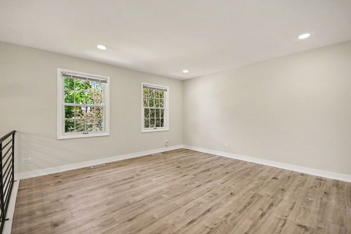 Property Photo:  1312 W Oakmont Road  IL 60169 