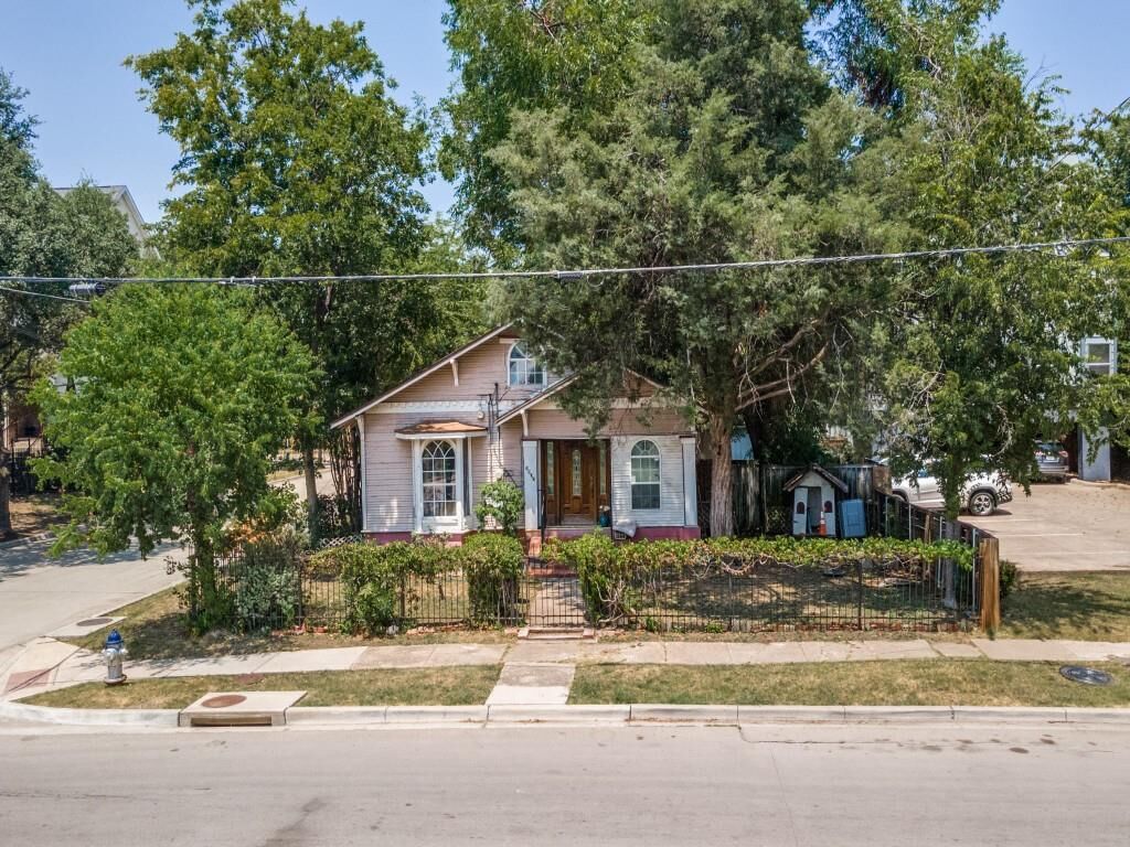 Property Photo: 5903 Lewis Street TX 75206
