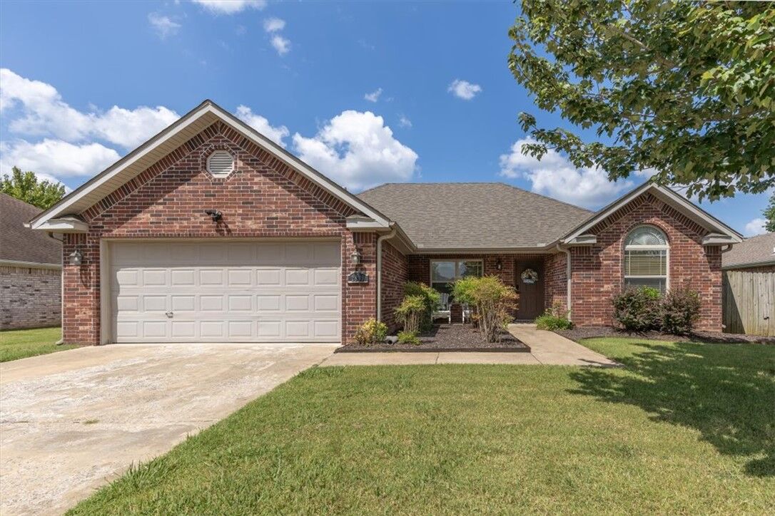 Property Photo:  2899 N Hay Meadows Avenue  AR 72704 