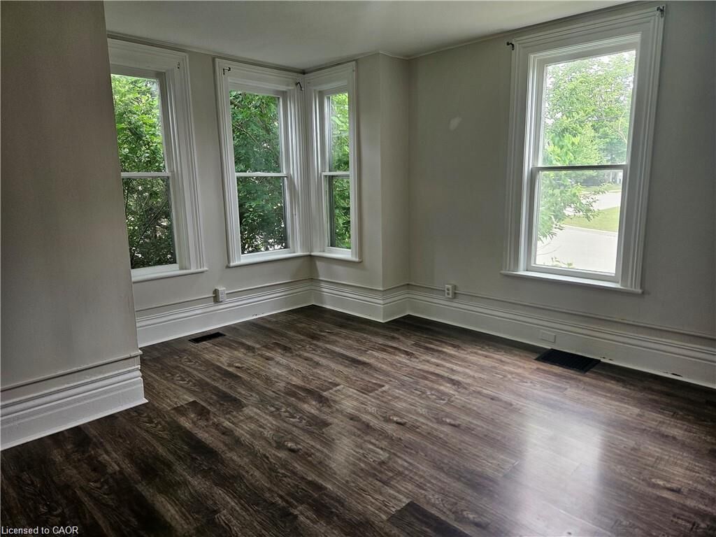 Property Photo:  15 Cedar Street  ON N5H 2E6 