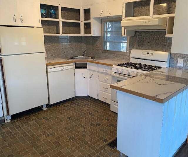 Property Photo: 726 Carmichael Lane 7 AB T7V 1T1