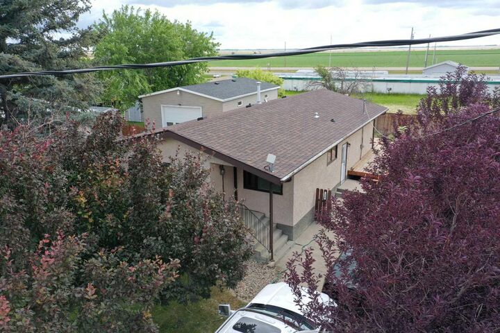 Property Photo:  506 2 Street N  AB T0K 2K0 