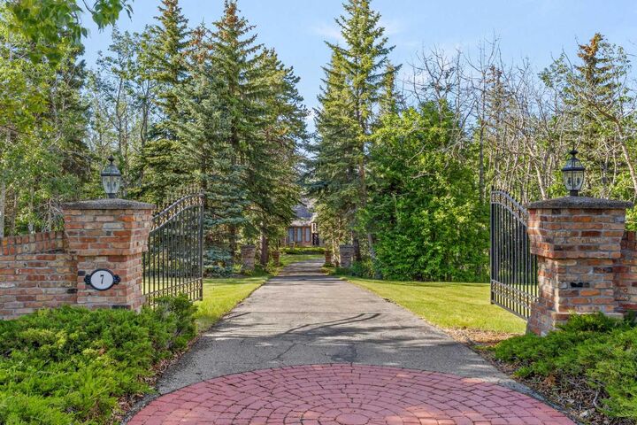 Property Photo: 7 Biggar Heights Bay AB T3R 1H4