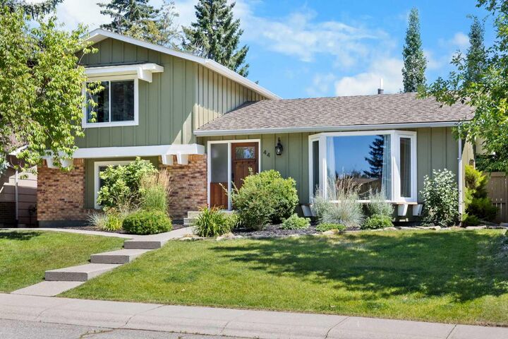 Property Photo: 44 Sunmount Crescent SE AB T2X 1W1