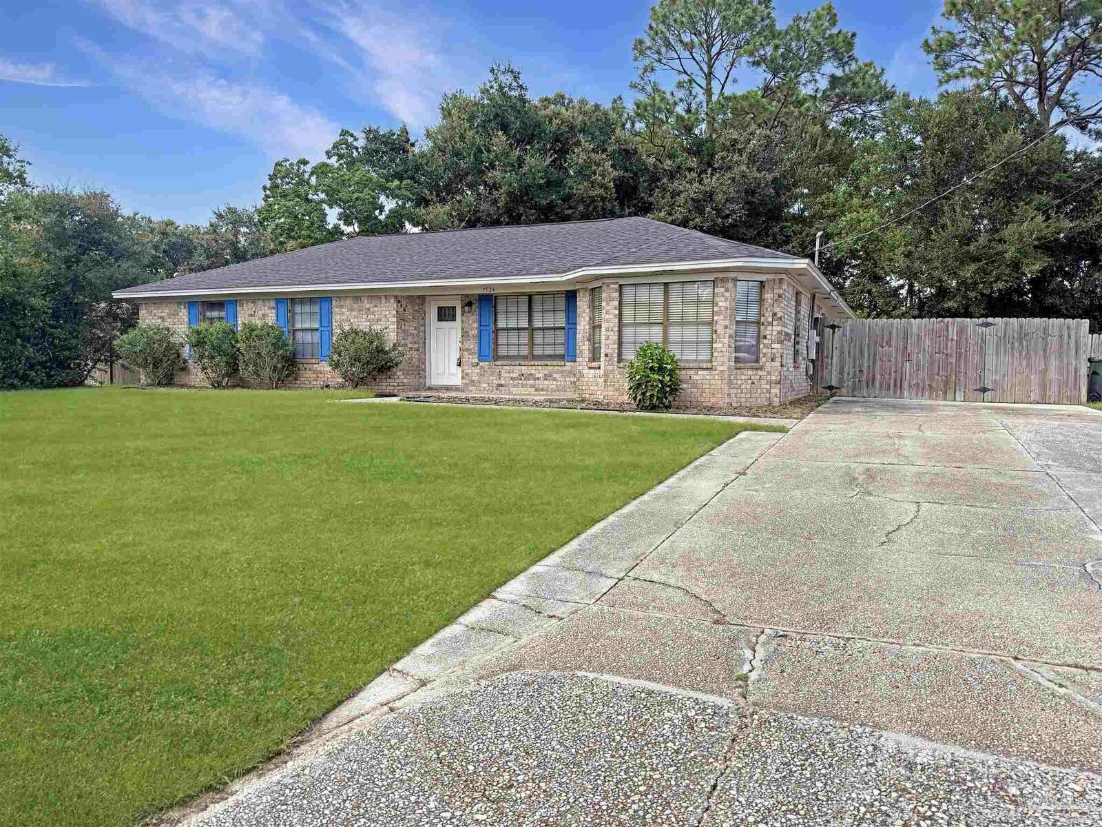 Property Photo: 7524 Sandy Creek Dr FL 32506