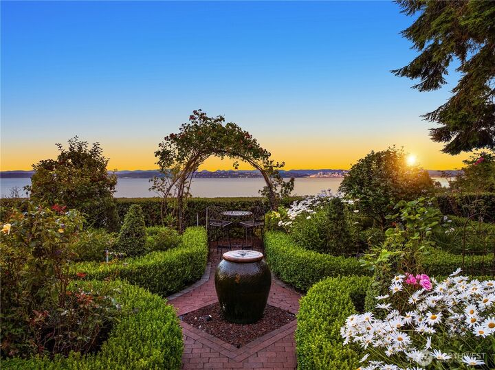 Property Photo:  8916  Ferncliff Avenue NE  WA 98110 