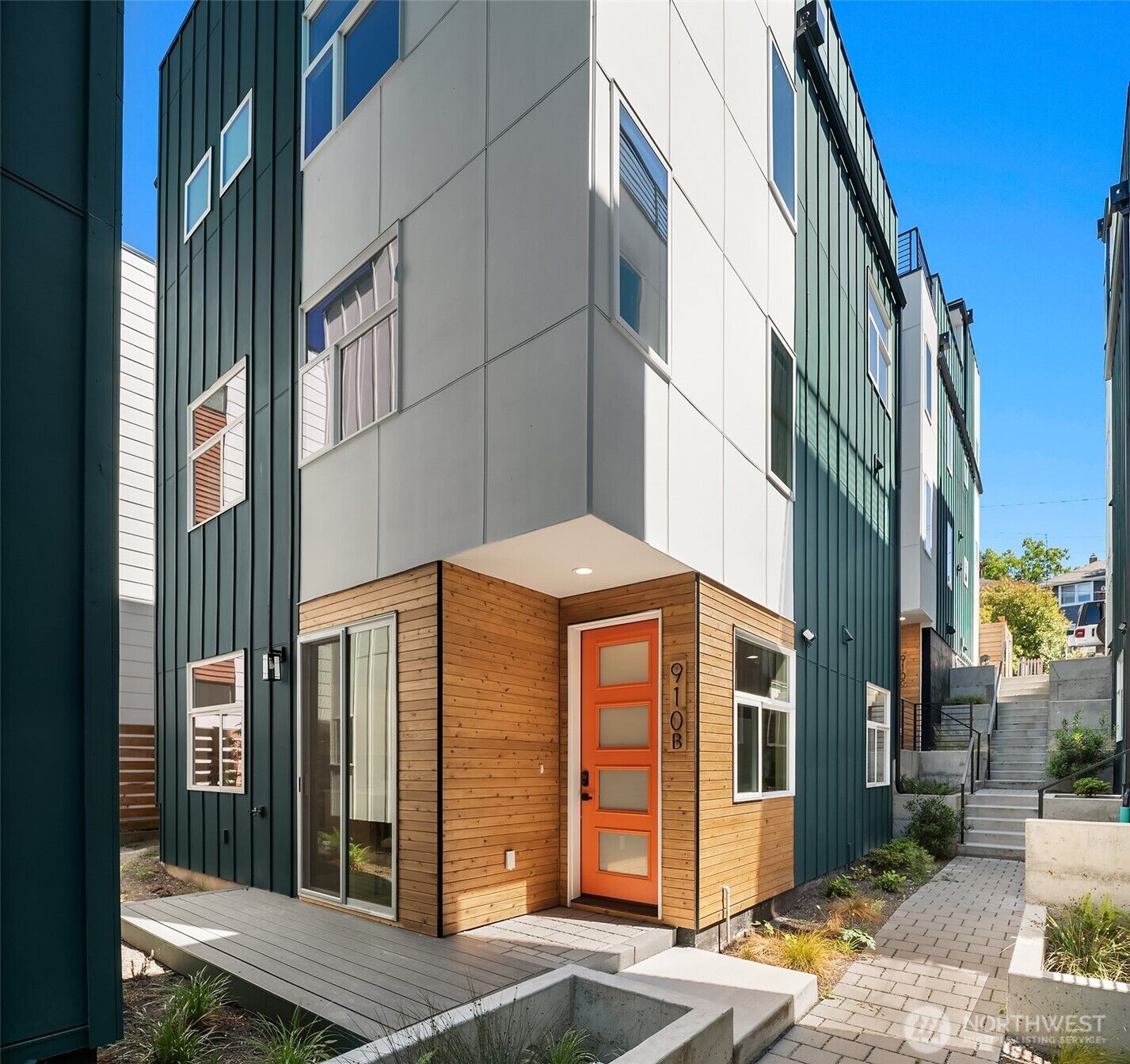 Property Photo: 910 15th Avenue B WA 98122