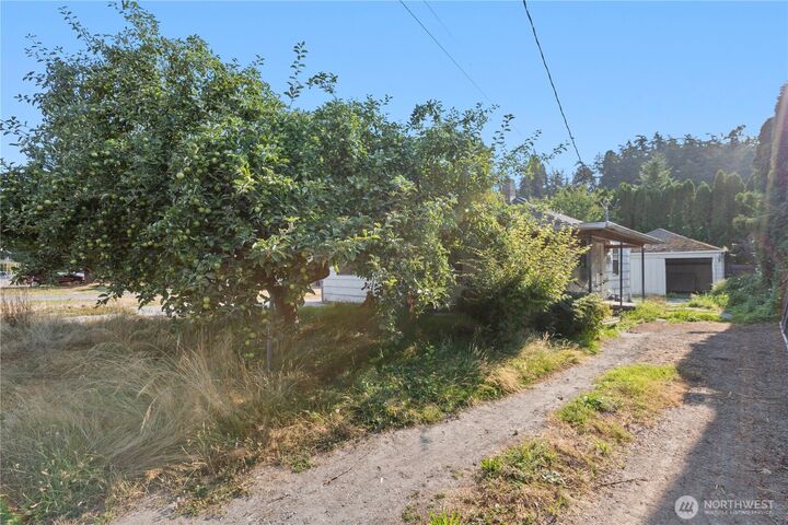 Property Photo: 1420 S 6th Street WA 98273